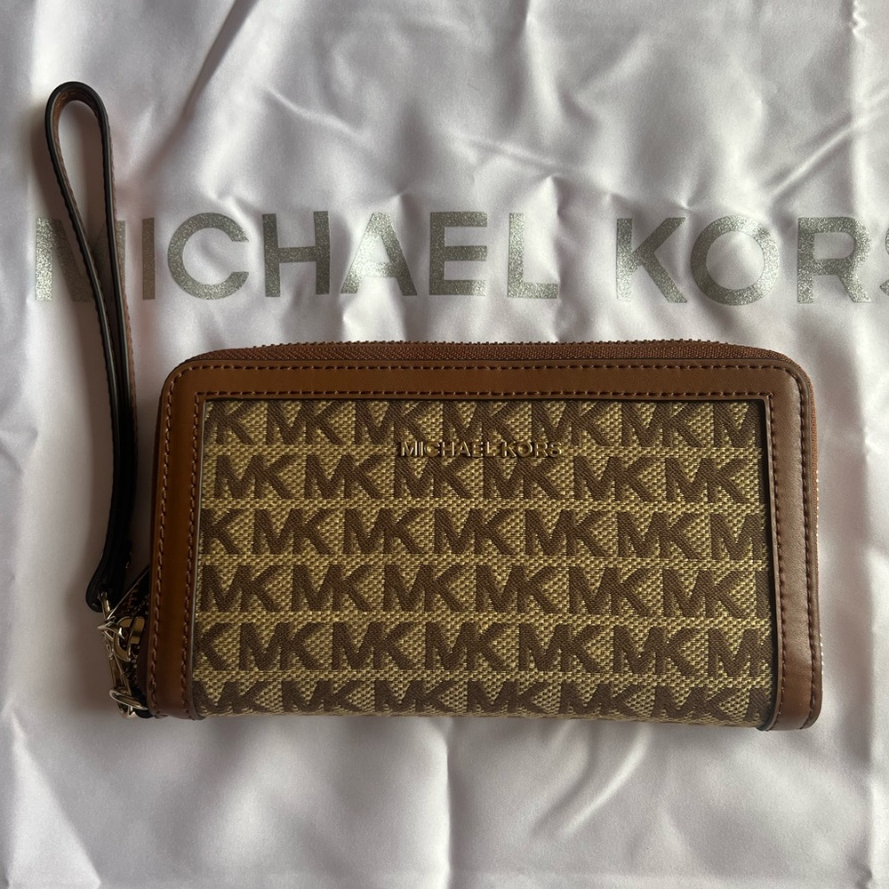 🆕Michael Kors Logo Wristlet Phone Case